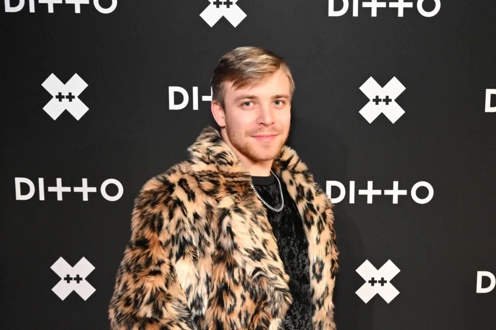 Ollie in a leopard print faux fur coat on the red carpet